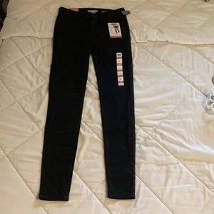 Black Levi’s jeggings/ black pants